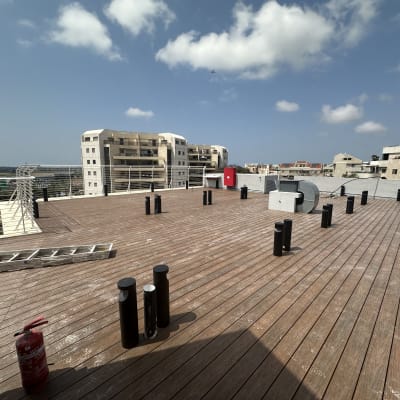 גג עץ עם עמודים שחורים וכיבוי אש