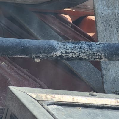 צינור מתכת מחובר לדוד שמש על גג