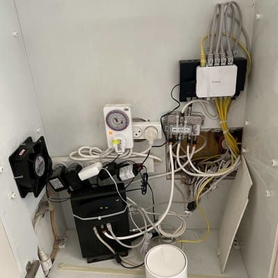 ארון תקשורת עם נתבים וכבלים מחוברים