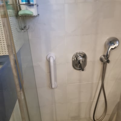 מקלחת עם ידית אחיזה וברזים מותקנים