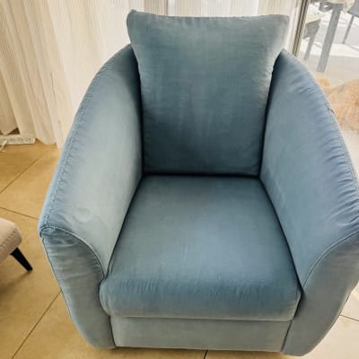 כורסה כחולה על רצפת אריחים