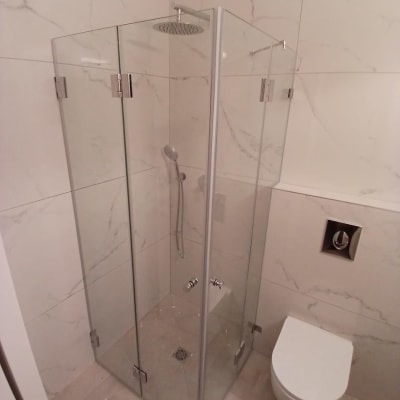 מקלחון זכוכית עם ראש מקלחת, שירותים תלויים