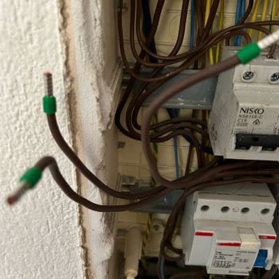 חוטי חשמל חומים בלוח חשמל עם מפסקים