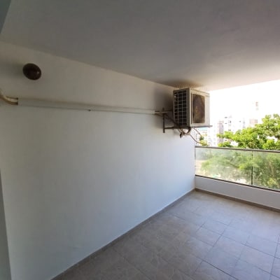 קיר צבוע ומזגן במרפסת