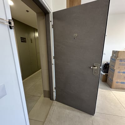 דלת פתוחה עם מספר 19, קופסאות קרטון ברקע