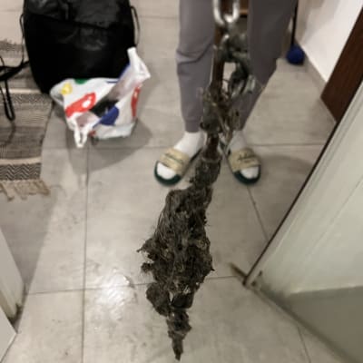 כלי עבודה של אינסטלטור עם לכלוך על הרצפה