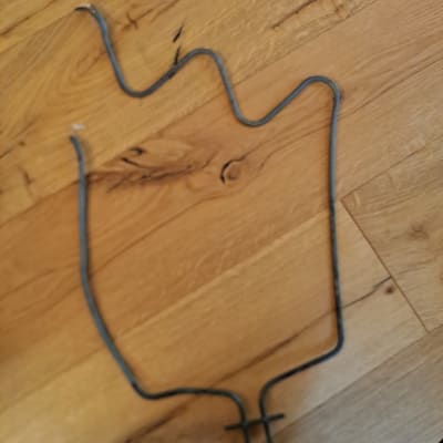 גוף חימום מתכתי על רצפת עץ