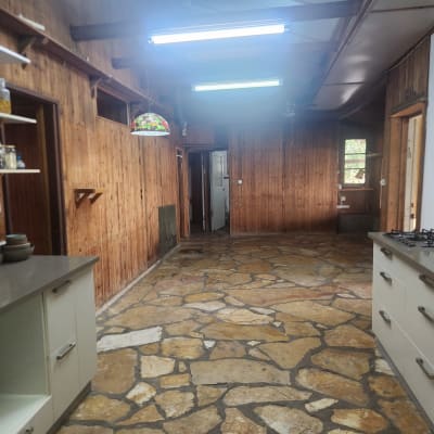 רצפת אבן טבעית במטבח עם קירות עץ