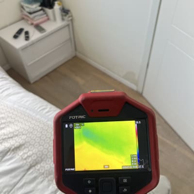 מד חום תרמי מציג נתונים על קיר פנימי