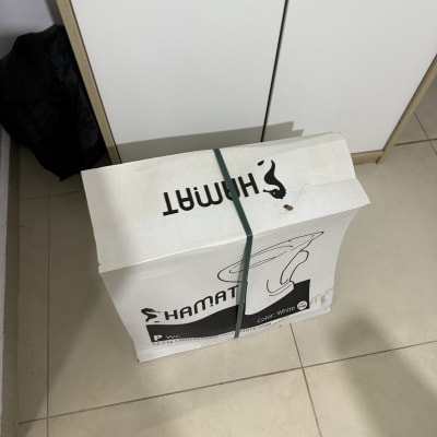 אריזת אסלה של חברת חמת על הרצפה