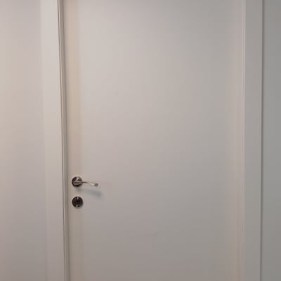 דלת לבנה עם ידית מתכת כסופה