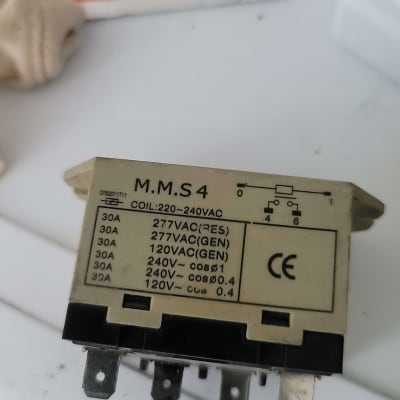 רכיב חשמלי עם נתוני מתח וזרם