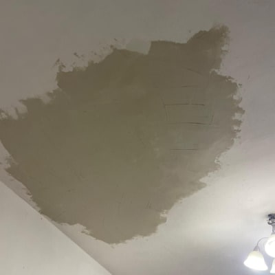 תיקון טיח בתקרה עם סימני שפכטל