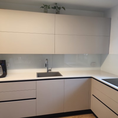 קיר זכוכית במטבח מעל הכיור