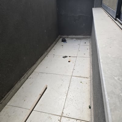 מרזב על רצפת מרפסת עם לכלוך ופסולת