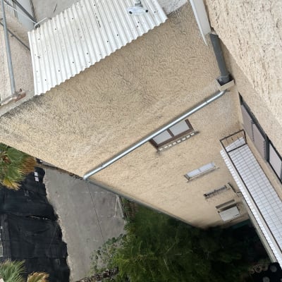 גג עם רעפים לבנים ומעקה מתכת