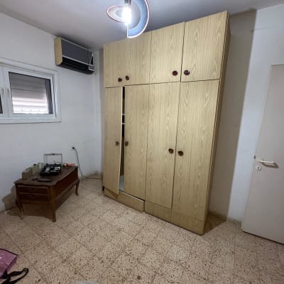 חדר עם ארון בגדים ושולחן קטן
