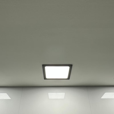 שלושה פאנלים מרובעים מוארים בתקרה