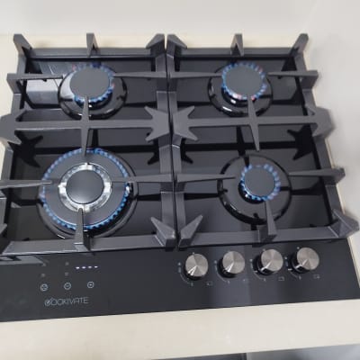 כיריים גז עם ארבעה מבערים דולקים