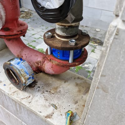 צינור מתכת עם אוגן וברגים, עטוף בניילון