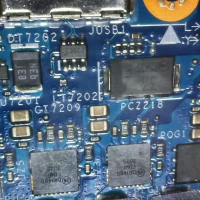 מעגל מודפס עם רכיבים אלקטרוניים בתחום המחשבים