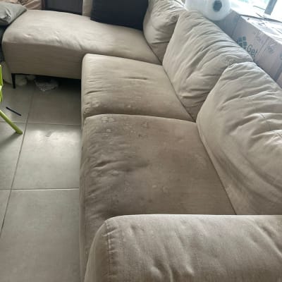 ספה עם כתמים לפני ניקוי