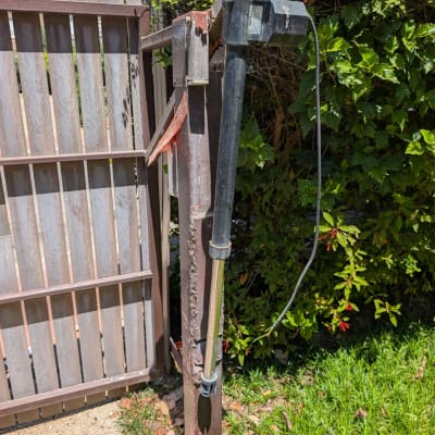 שער חשמלי עם מנוע פתיחה בחצר