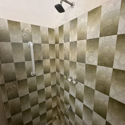 מקלחת עם אריחים, ראש מקלחת וברזים