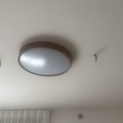 מנורה עגולה מותקנת בתקרה עם ווים