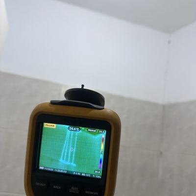 מד חום אינפרא אדום משמש לאיתור נזילות בקיר