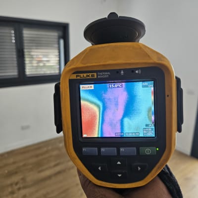 מצלמה תרמית מציגה תמונת חום על קיר