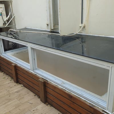 חלונות עם מסגרות מתכת ליד קיר חיצוני