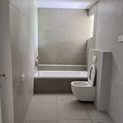 חדר אמבטיה עם אמבטיה ושירותים נקיים