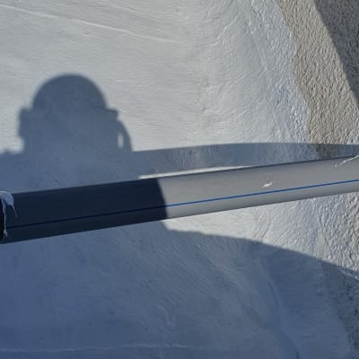 משטח אטום עם חומר איטום לבן וצל של אדם