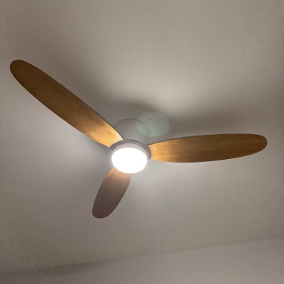 מאוורר תקרה עם תאורה מובנית