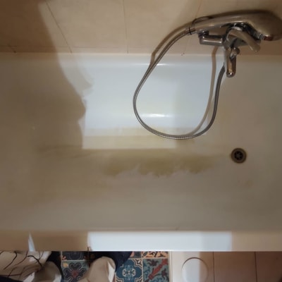 אמבטיה עם ברז ומקלחת יד