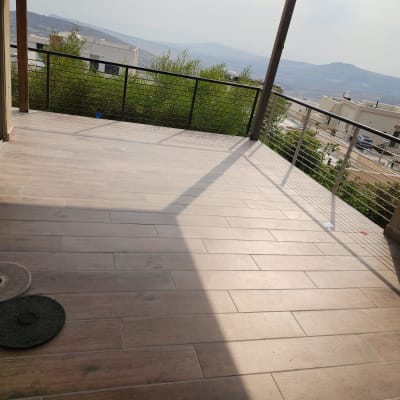 מרפסת עם רצפת עץ ונוף הררי