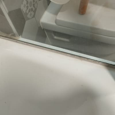 מקלחון עם דלת זכוכית ורצפת אמבטיה