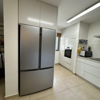 מטבח מודרני עם מקרר נירוסטה גדול