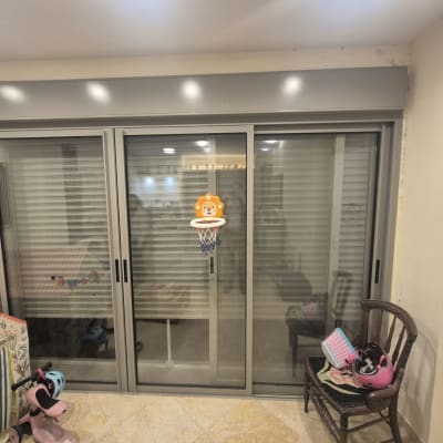 חלונות הזזה גדולים עם תריס גלילה חשמלי בפרופיל אלומיניום