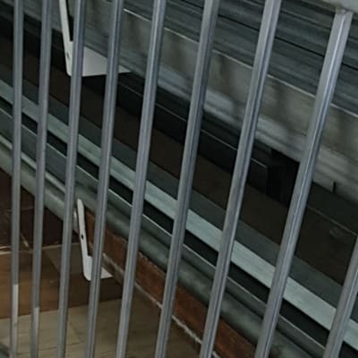 מעקה מתכת על רצפת עץ