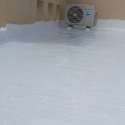 איטום גג עם חומר לבן ליד מזגן