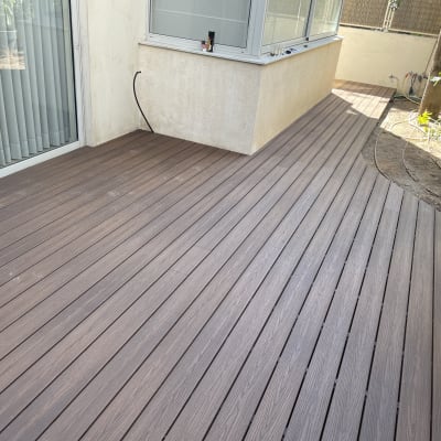 דק עץ חום בגינה עם צינורות השקיה