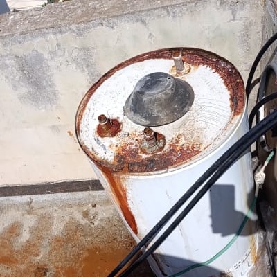 דוד שמש ישן עם חלודה על גג