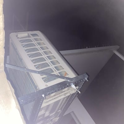 יחידת מזגן חיצונית מותקנת על קיר