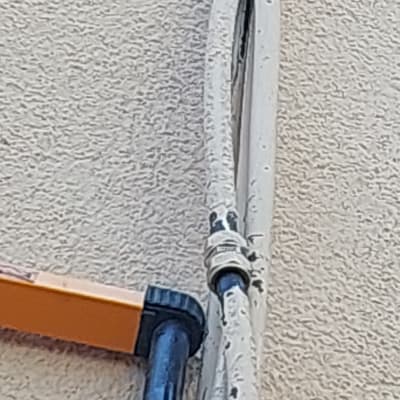 צינור מים עם חיבור על קיר חיצוני