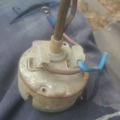 חלק מכני עם חוטים כחולים וחומים