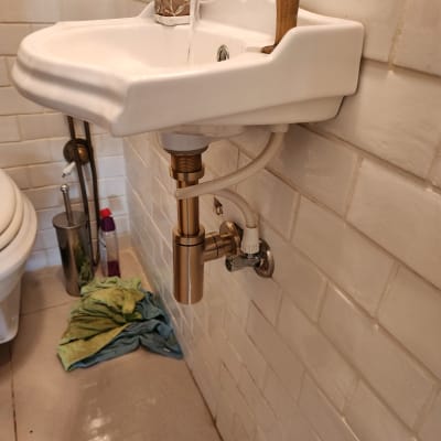 כיור עם ברז ומערכת צנרת מתחת