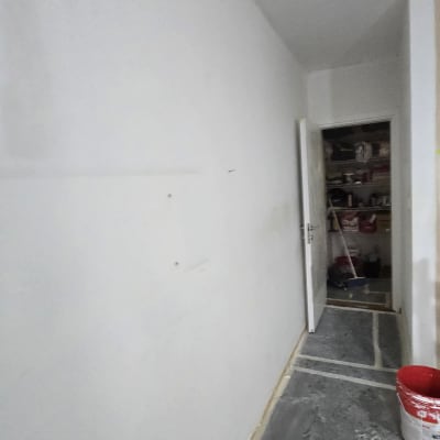 קיר צבוע עם דלי צבע במסדרון