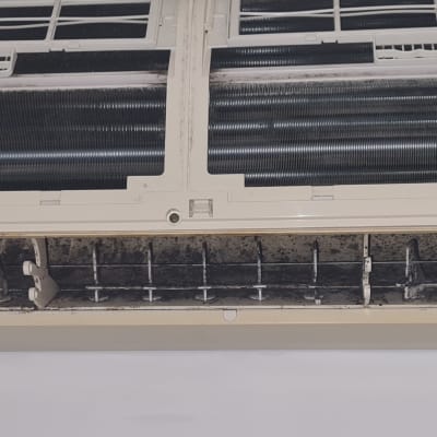 מזגן עם לכלוך על התריסים והפילטרים הפנימיים